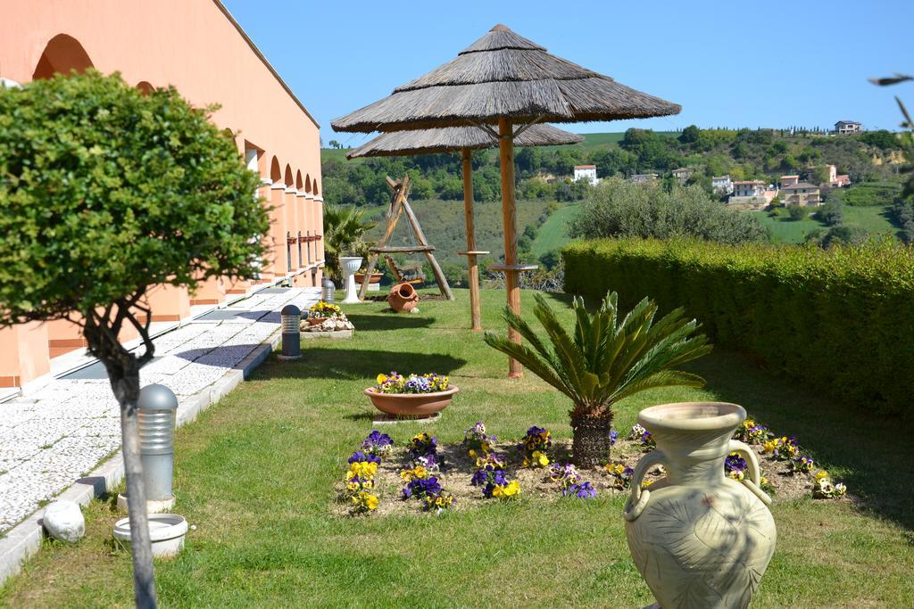 Susanna Degli Ulivi - & Hotel Colonnella